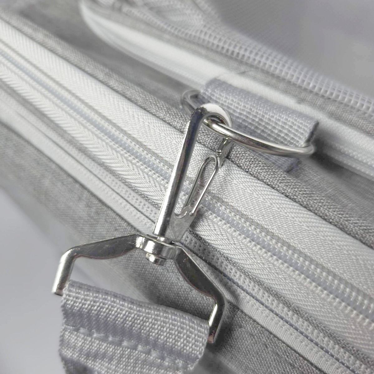 Metalen karabiner van de schouderband aan de Lyra reistas
