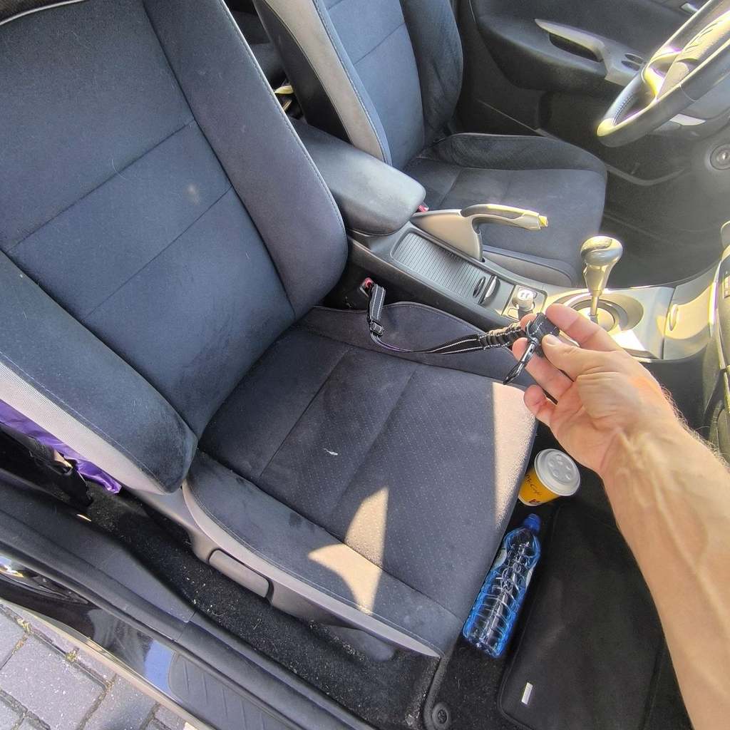 Dog Car Seat Belt with Bungee – Clicks into Buckle – 67 cm