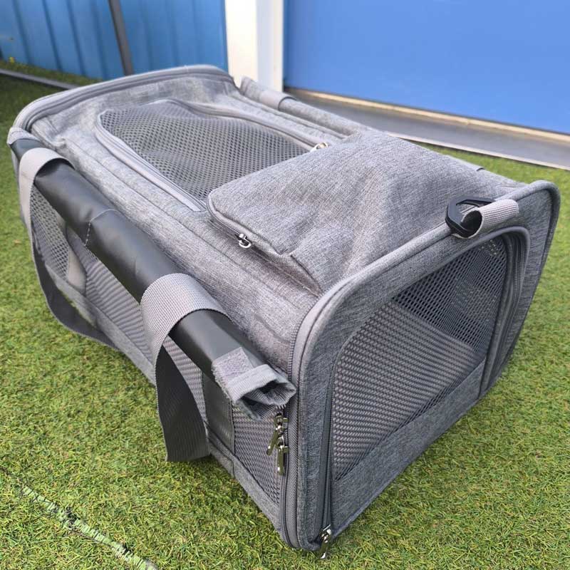 klm onder stoel tas hond