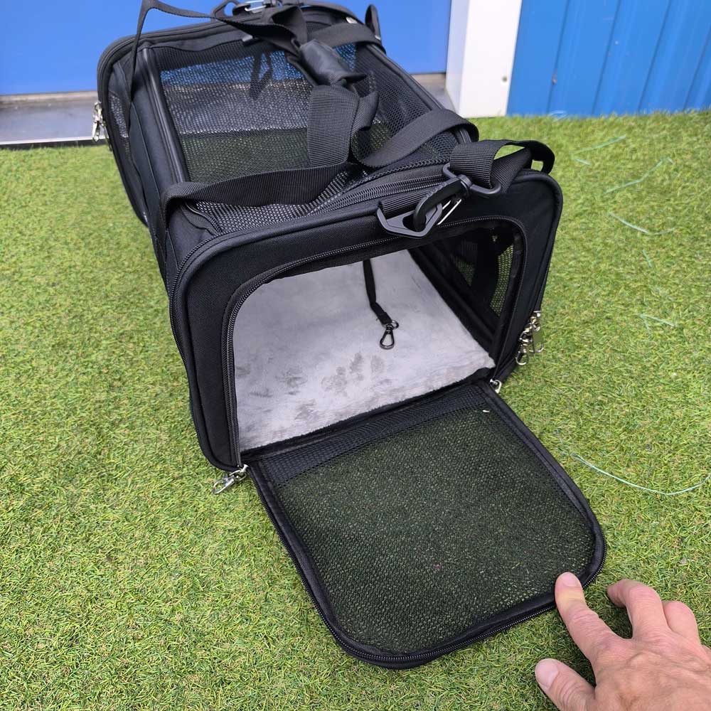 Stable pet carrier shape that does not deform