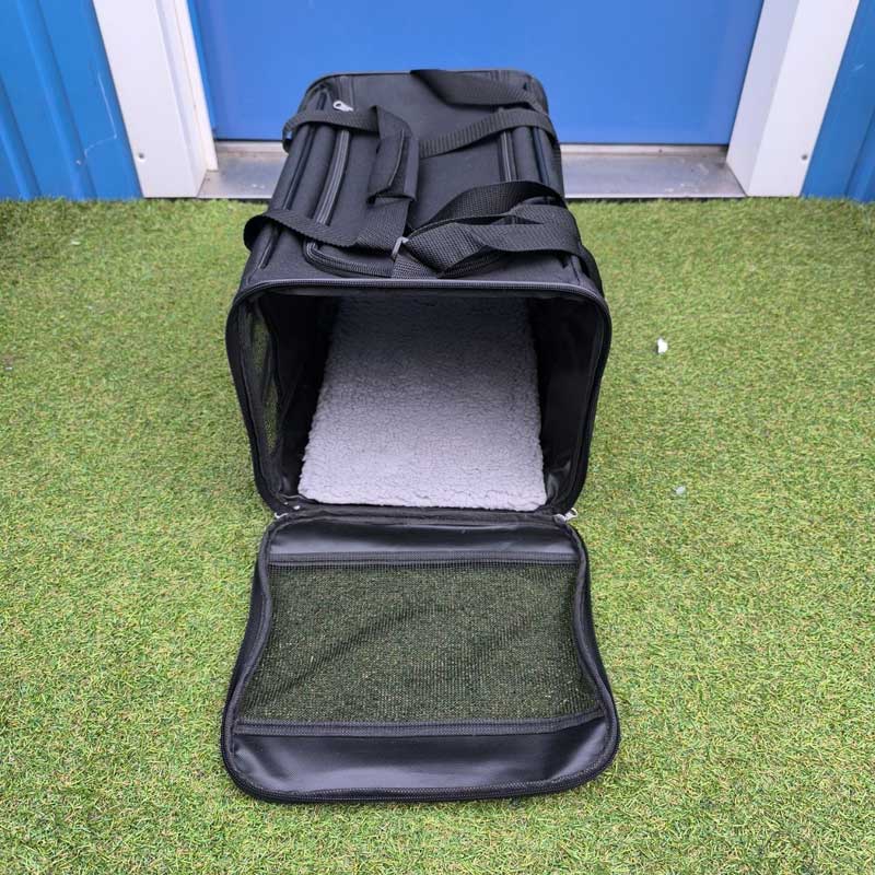 KLM pet carrier for the cabin, dimensions 46 x 28 x 24 cm, approved travel carrier size for small dogs and cats.