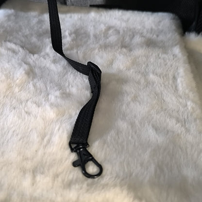 Verstelbaar veiligheidslijntje met stevige metalen karabiner op het zachte witte matje